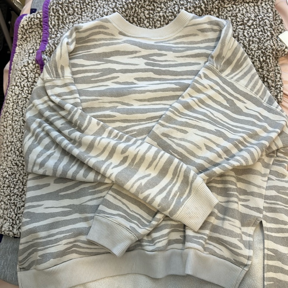 Oversized “Jegging Fit” zebra print pullover